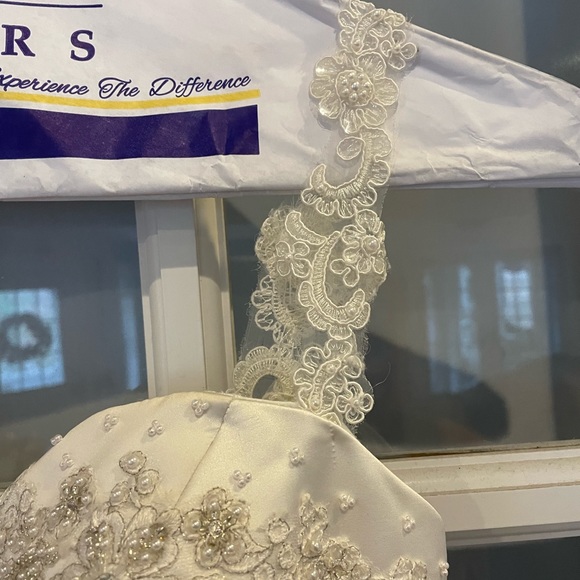 Gorgeous custom wedding gown size 4 - Picture 4 of 8